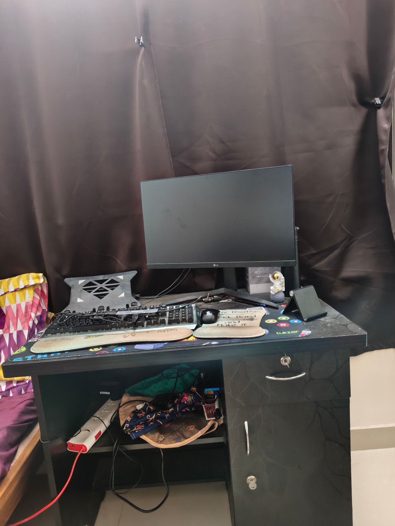 Computer table - Image 1