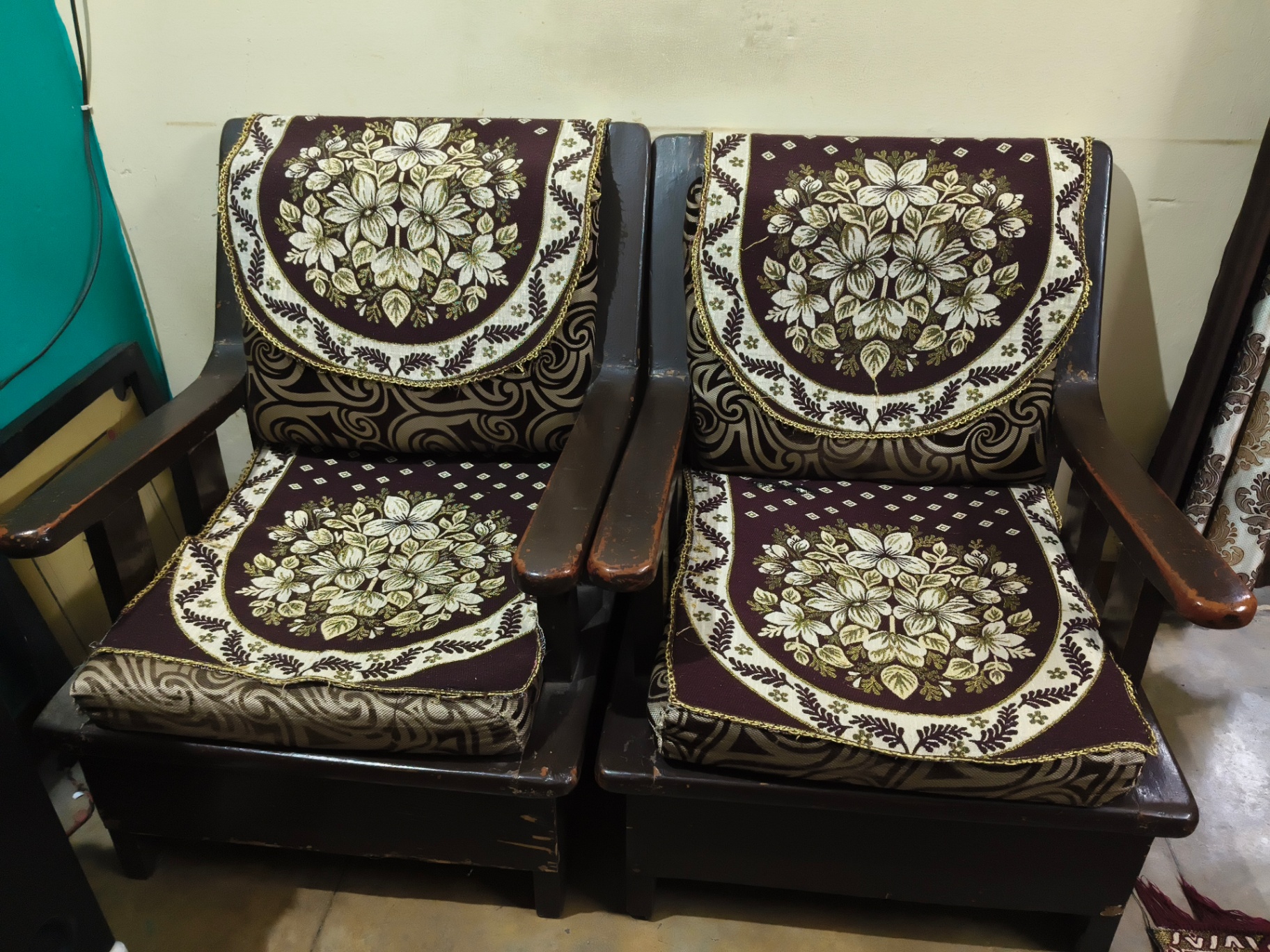 5 seater wodeen sofa . Note : Payment should be in cash - Image 2
