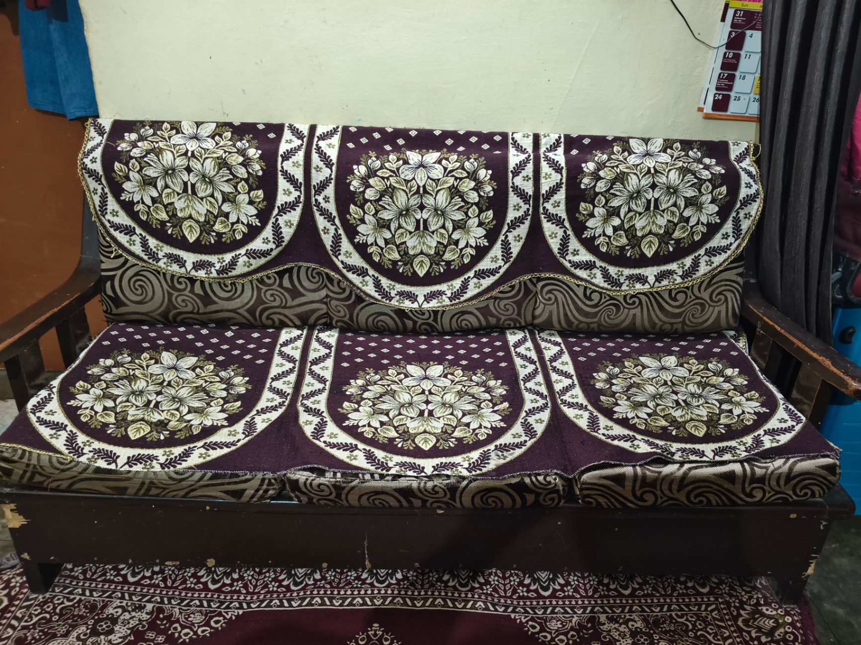 5 seater wodeen sofa . Note : Payment should be in cash - Image 1