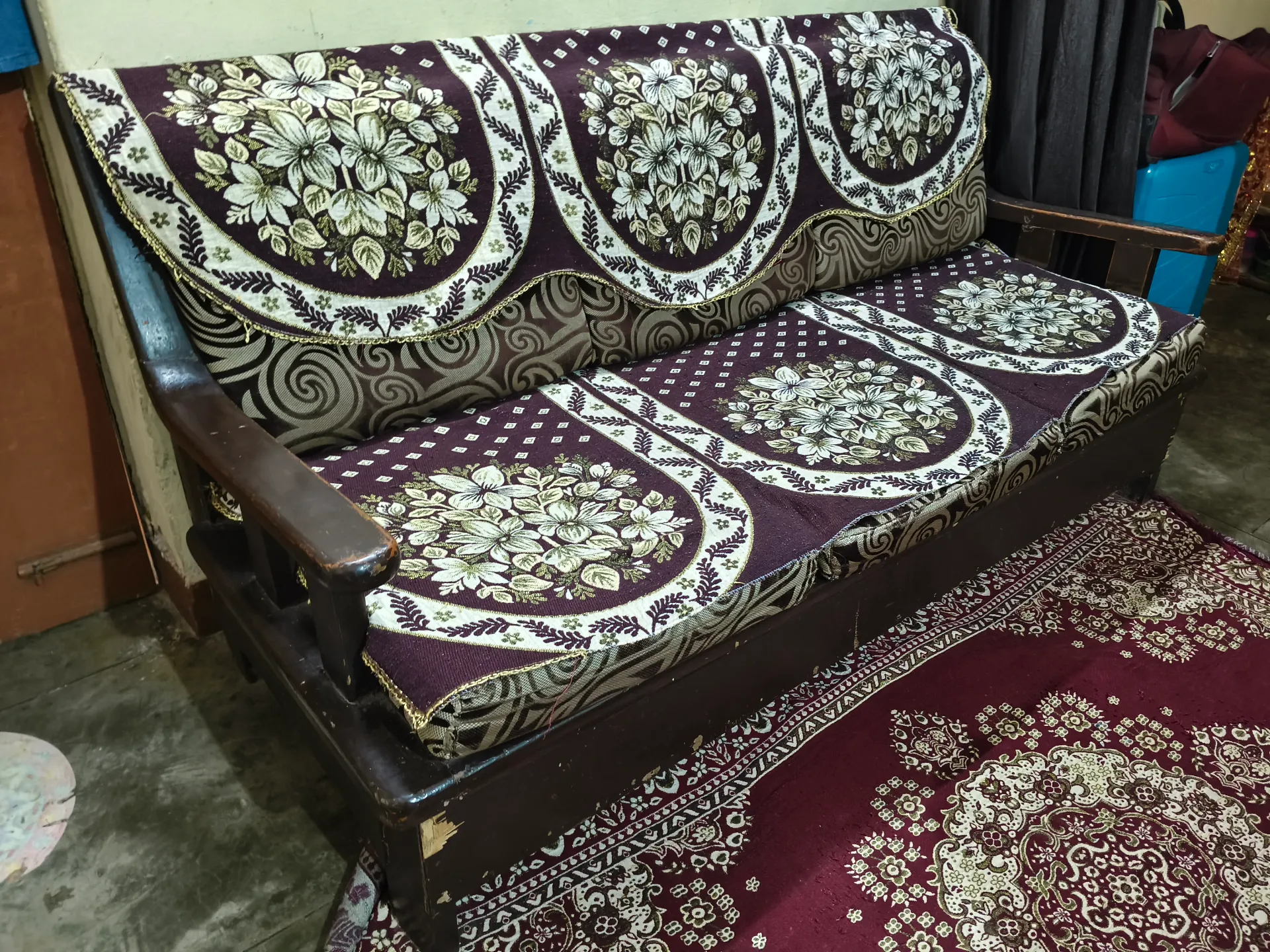 5 seater wodeen sofa . Note : Payment should be in cash - Image 3