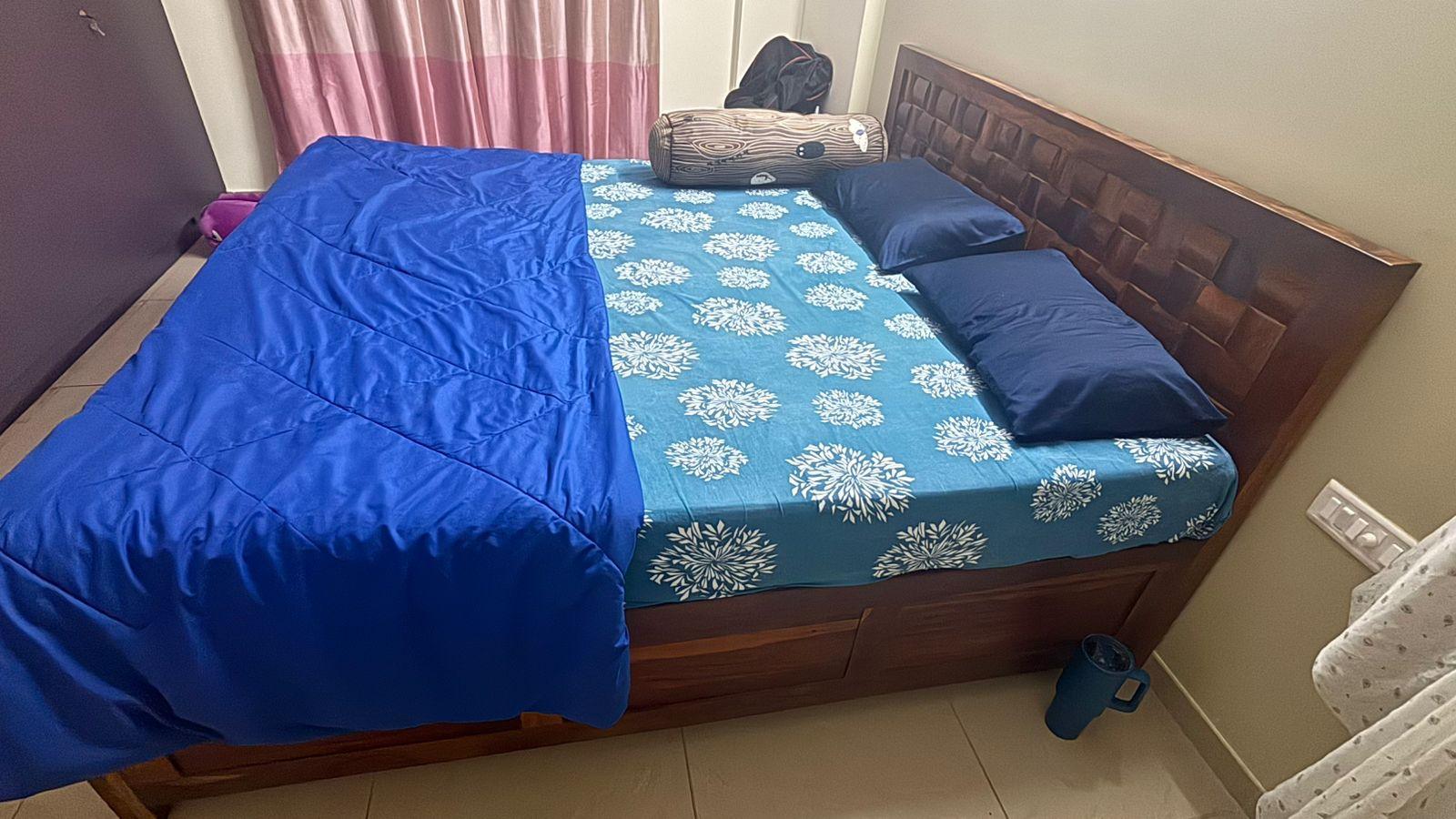 King size Sheesham bed with hydraulics storage  - Image 2