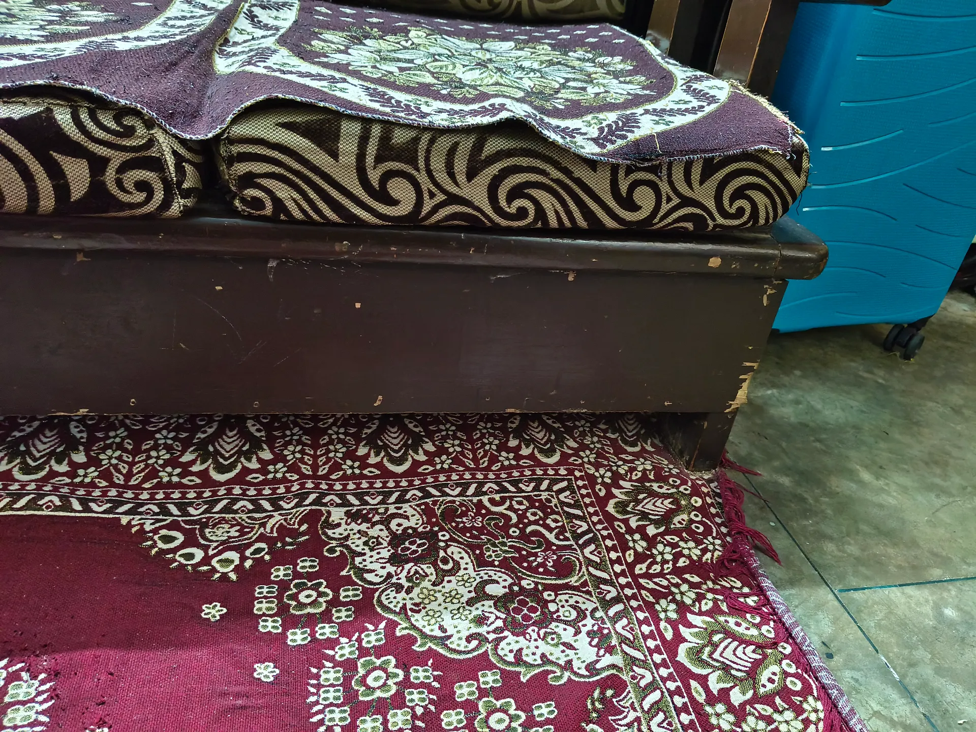 5 seater wodeen sofa . Note : Payment should be in cash - Image 5