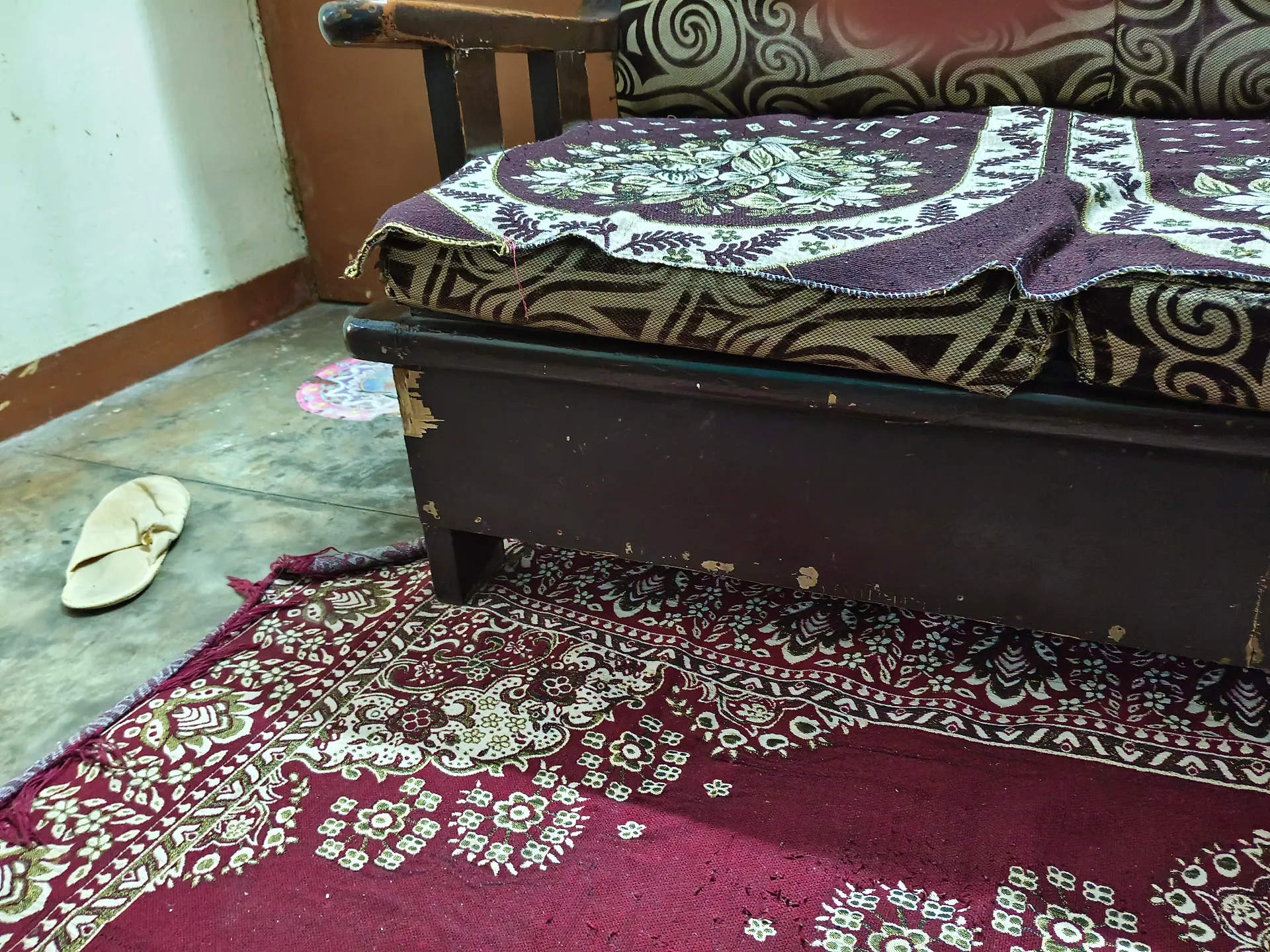 5 seater wodeen sofa . Note : Payment should be in cash - Image 6