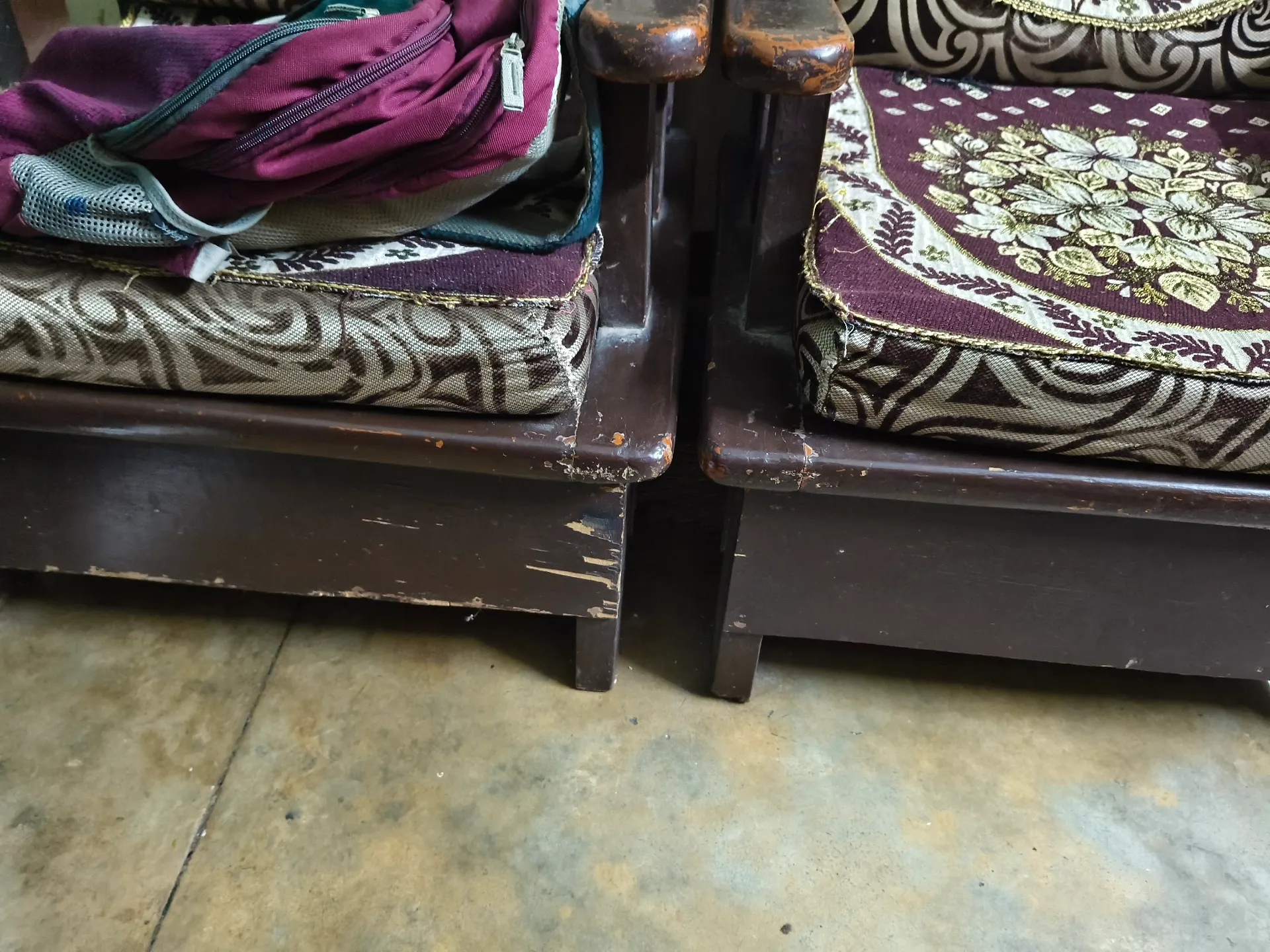 5 seater wodeen sofa . Note : Payment should be in cash - Image 4