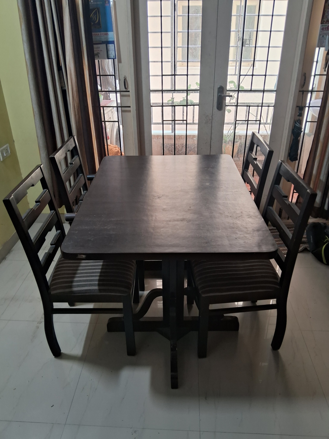 4 seater dining table - Image 2