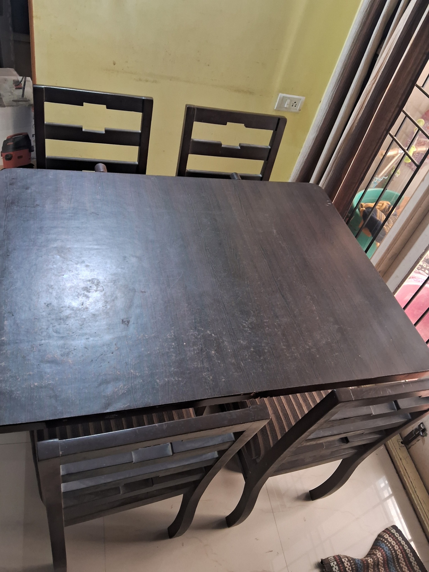 4 seater dining table - Image 1
