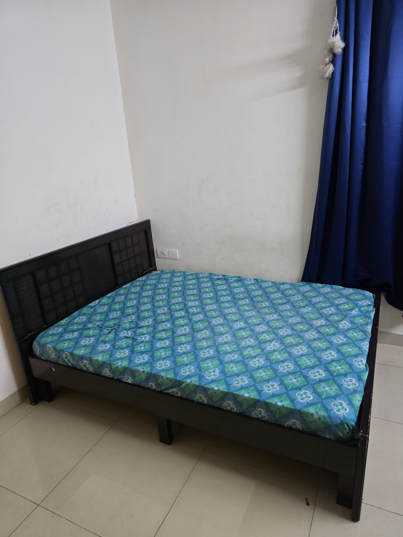 Queen size cot - Image 1