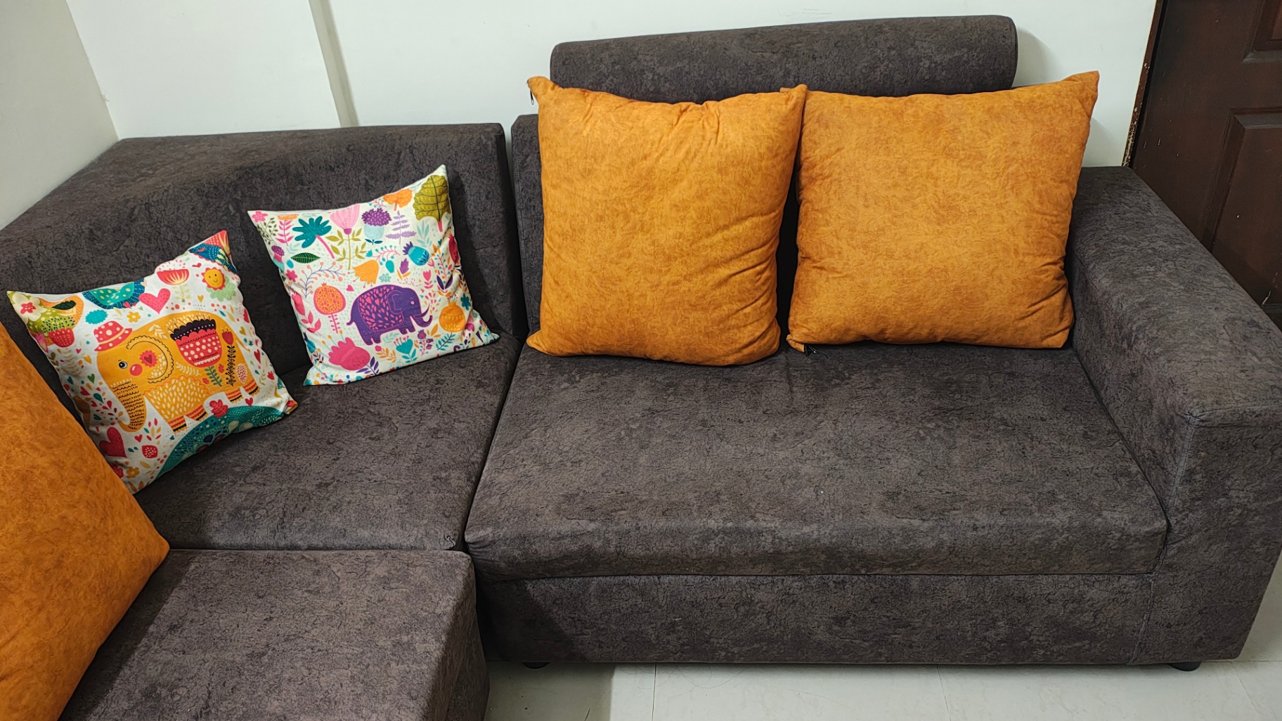 5 Seater Corner sofa set with Cushions - Image 1