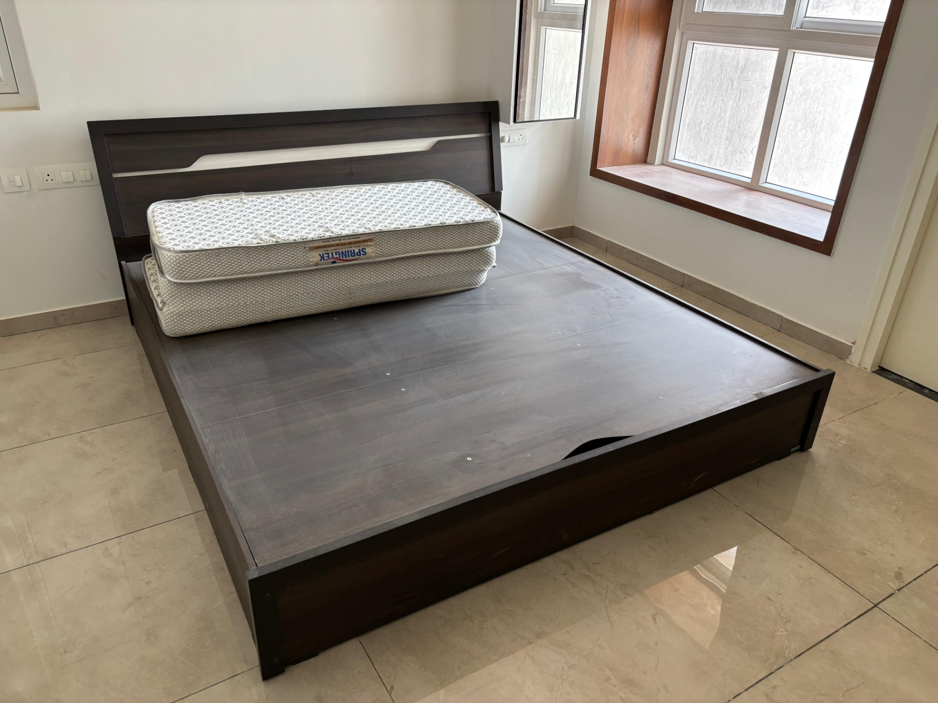 Damro King Size Bed with 3/4 Hydraulic Storage  - Image 2