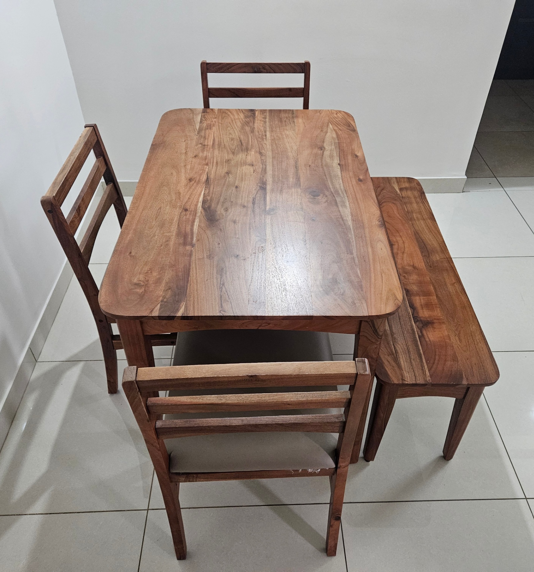 4 seater dining table - Image 1