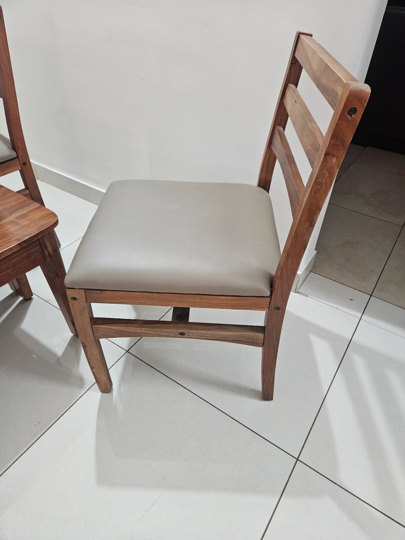 4 seater dining table - Image 3