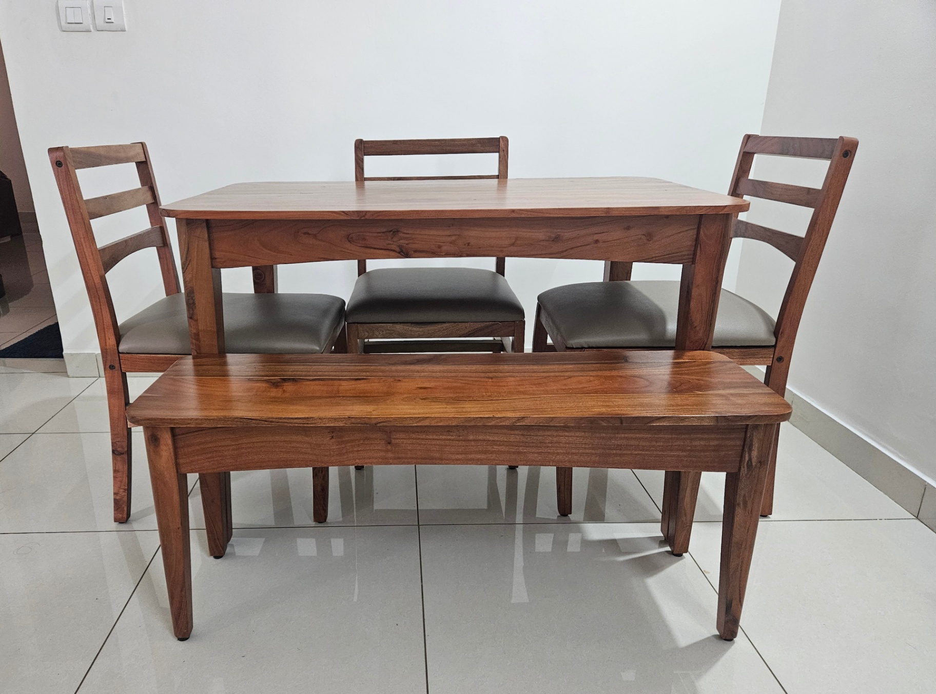 4 seater dining table - Image 4