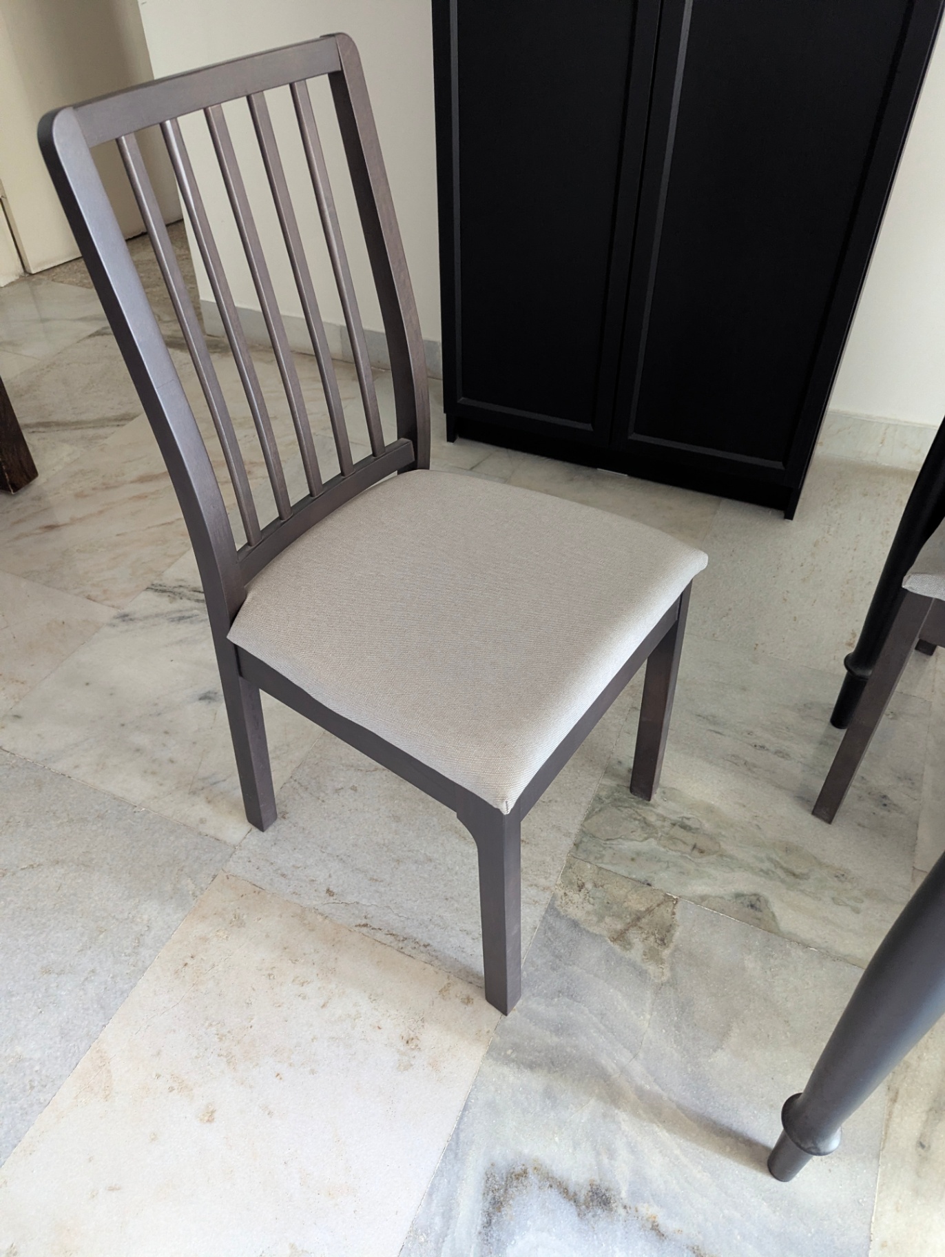 IKEA 4-person Dining table and 4 Ekedalen chairs - Image 3