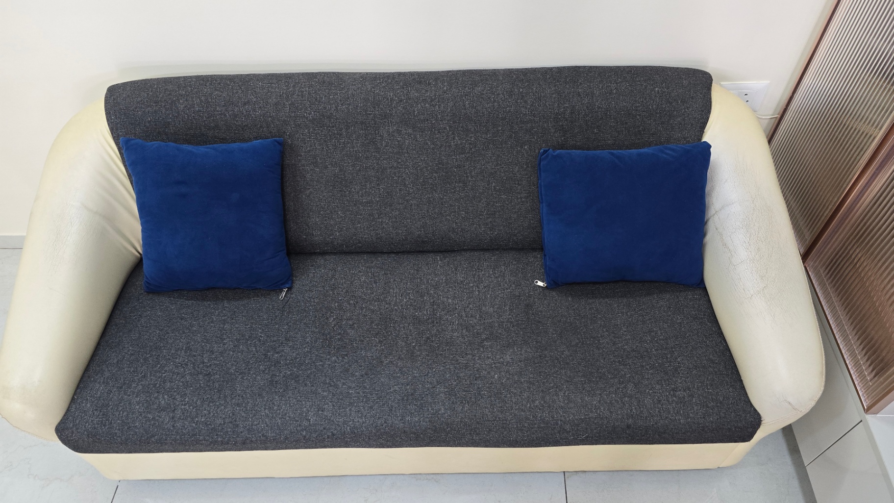 3 Seater sofa with cushions - Image 2
