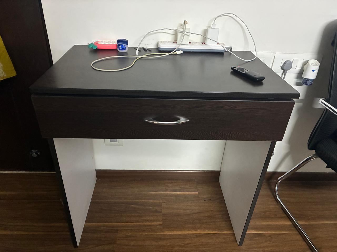 Wooden study table - Image 3