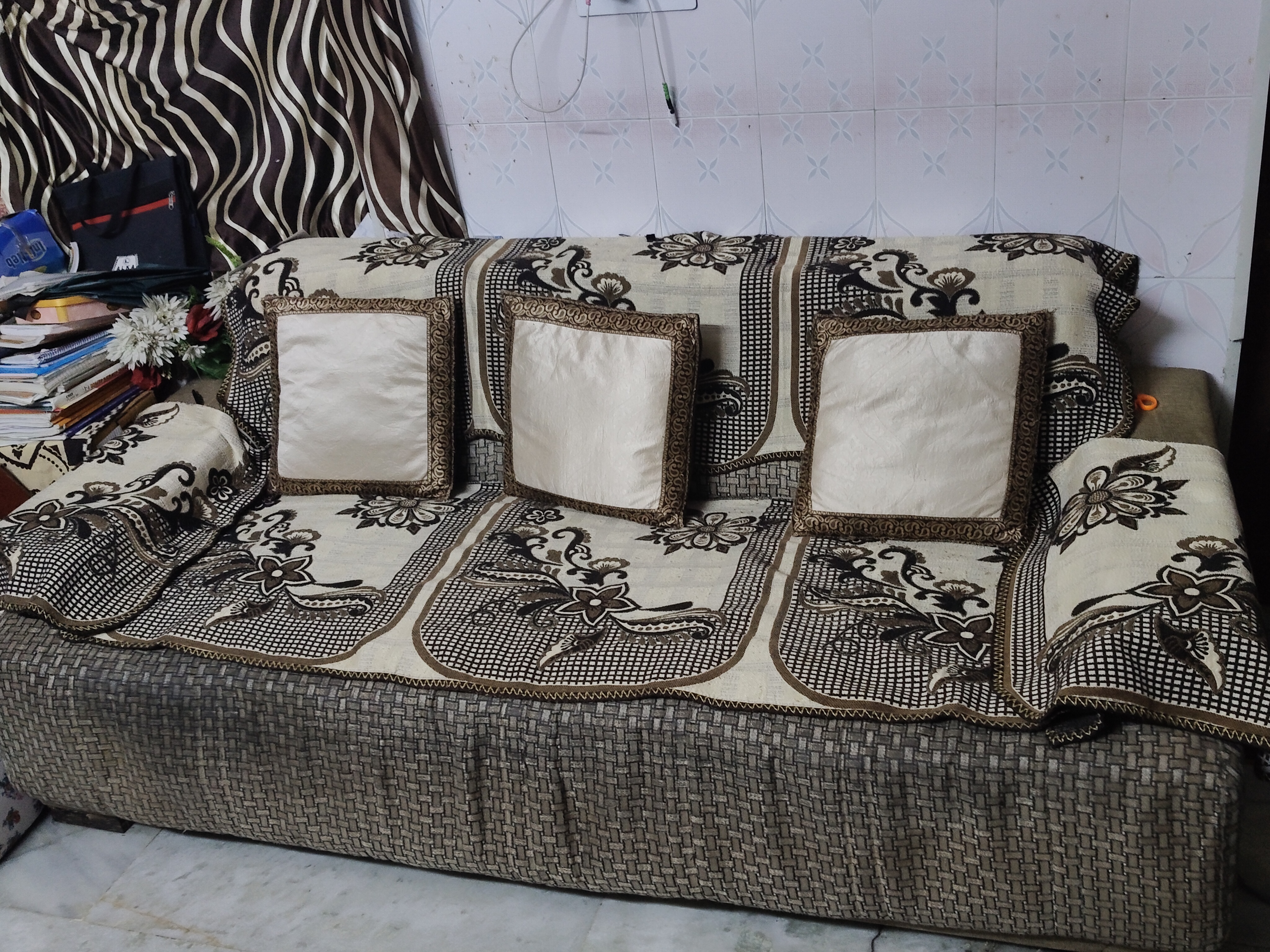5 seater sofa with table for sale in excellent condition  - Image 1