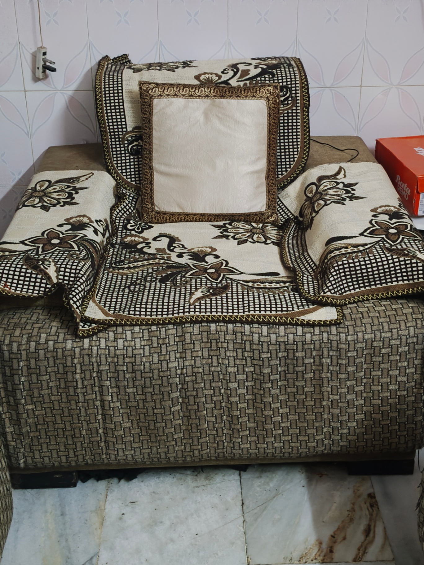 5 seater sofa with table for sale in excellent condition  - Image 4
