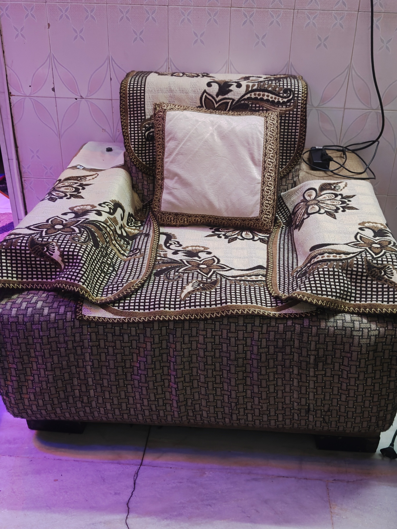 5 seater sofa with table for sale in excellent condition  - Image 3
