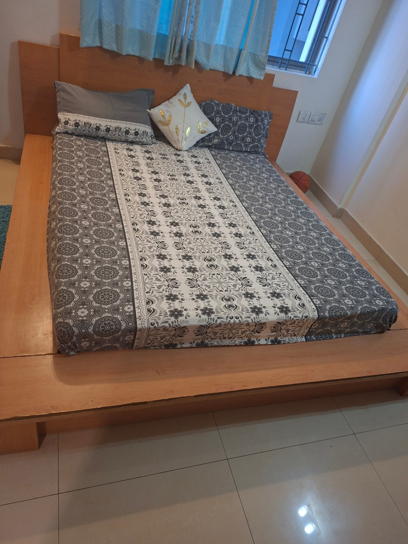Low floor King size bed with mattress  - Image 3