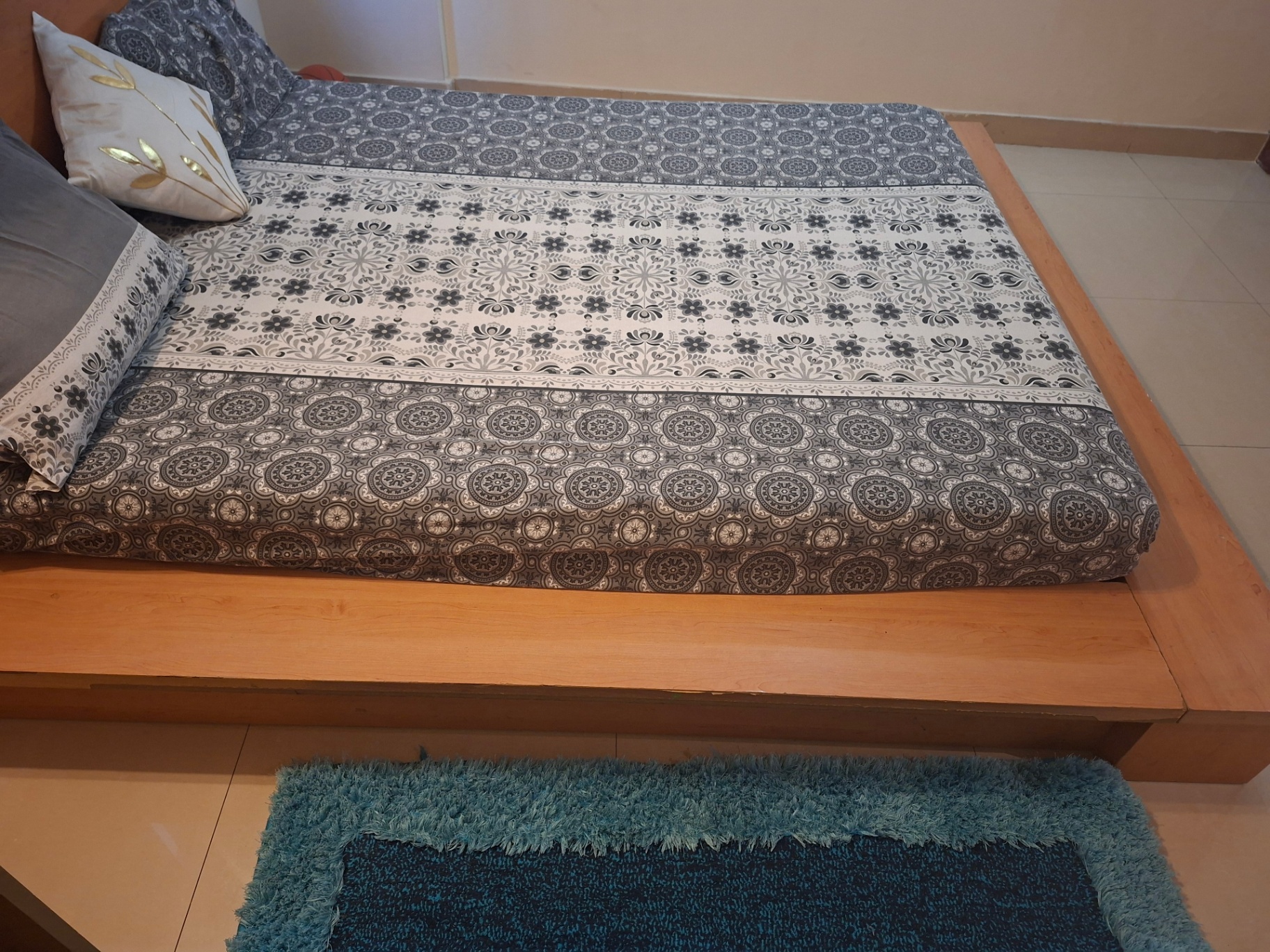 Low floor King size bed with mattress  - Image 2