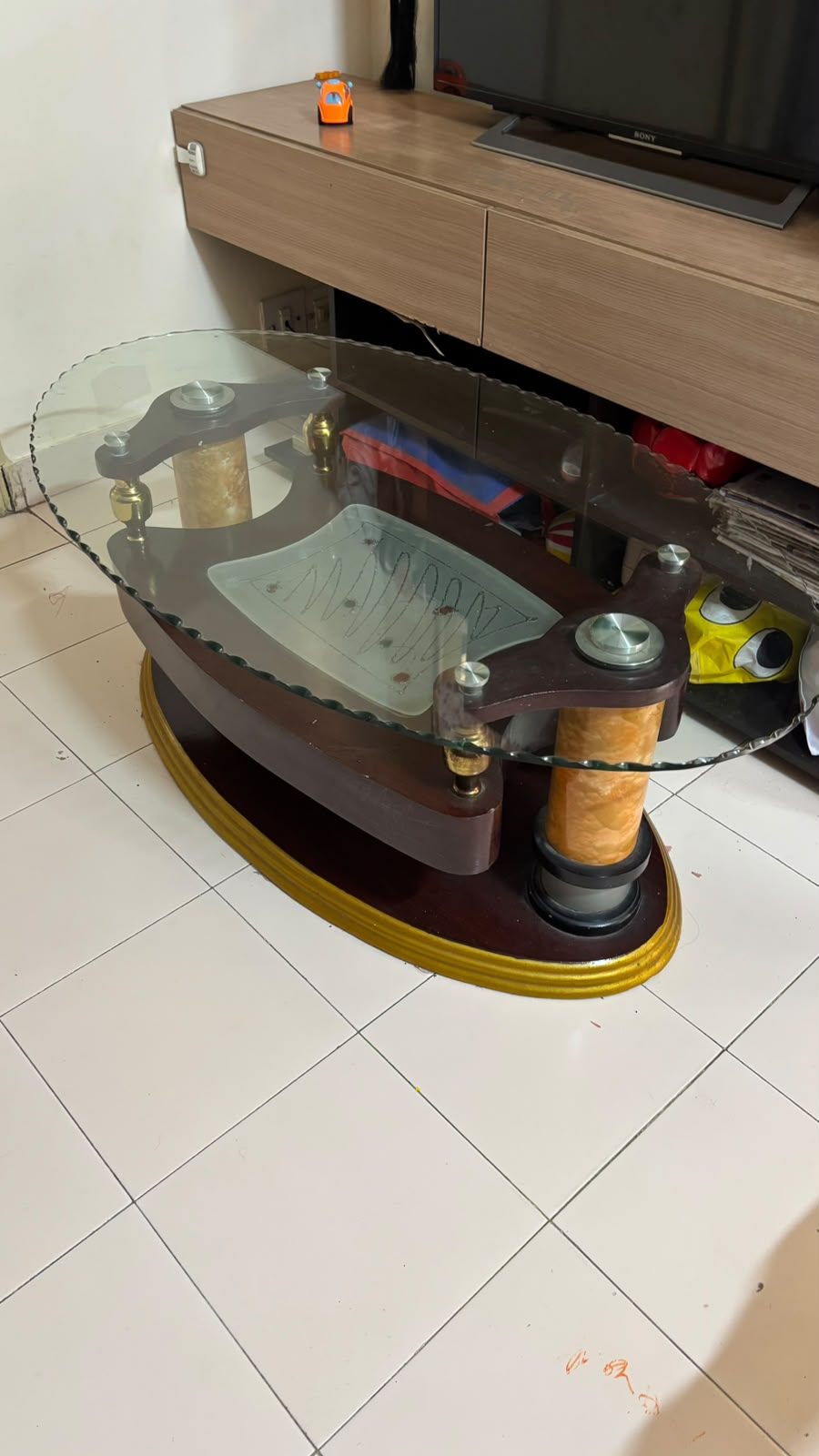 Centre coffee table in pristine condition - Image 1