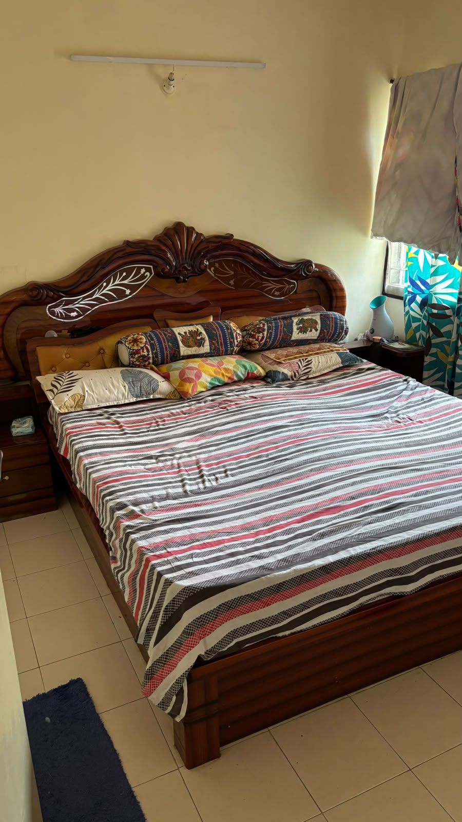 King size bed with Hydraulic storage and side pedestals - Image 1