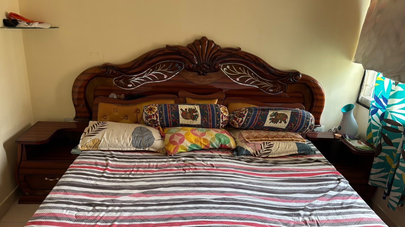 King size bed with Hydraulic storage and side pedestals - Image 2