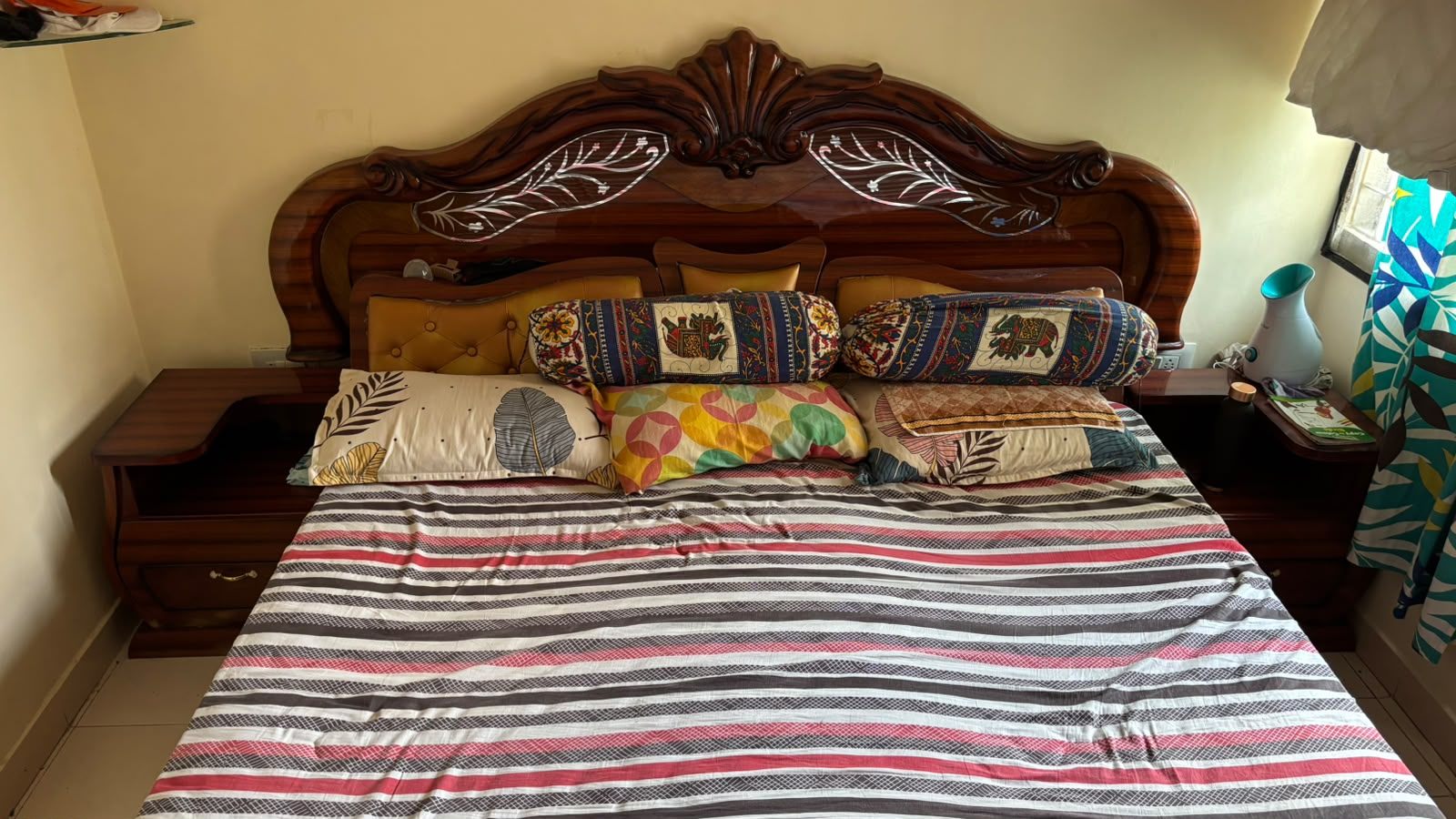 King size bed with Hydraulic storage and side pedestals - Image 3