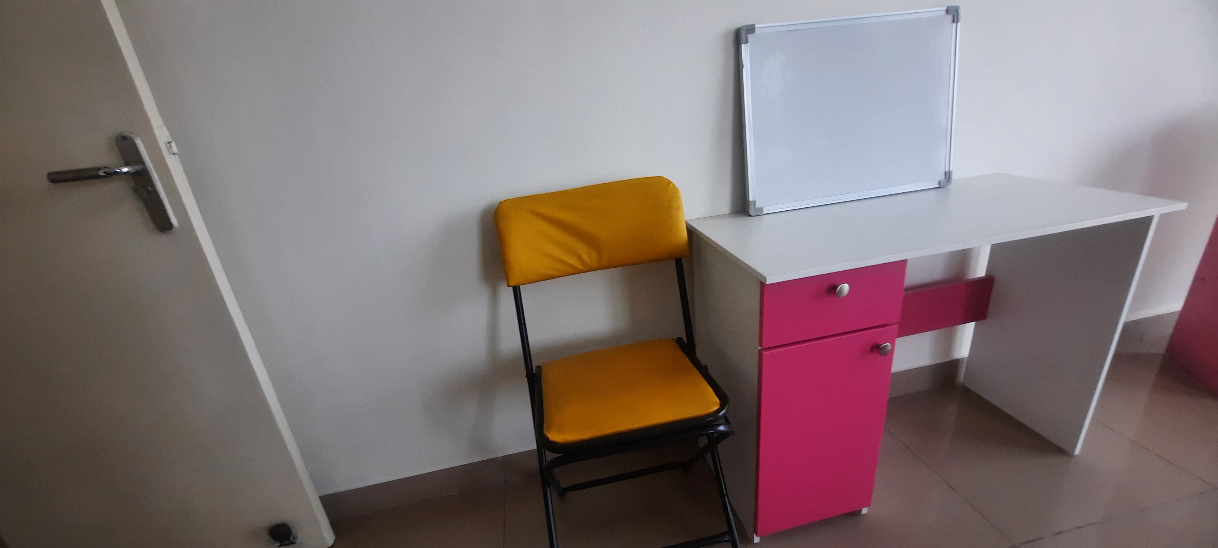 Kids study table and chair - Image 4