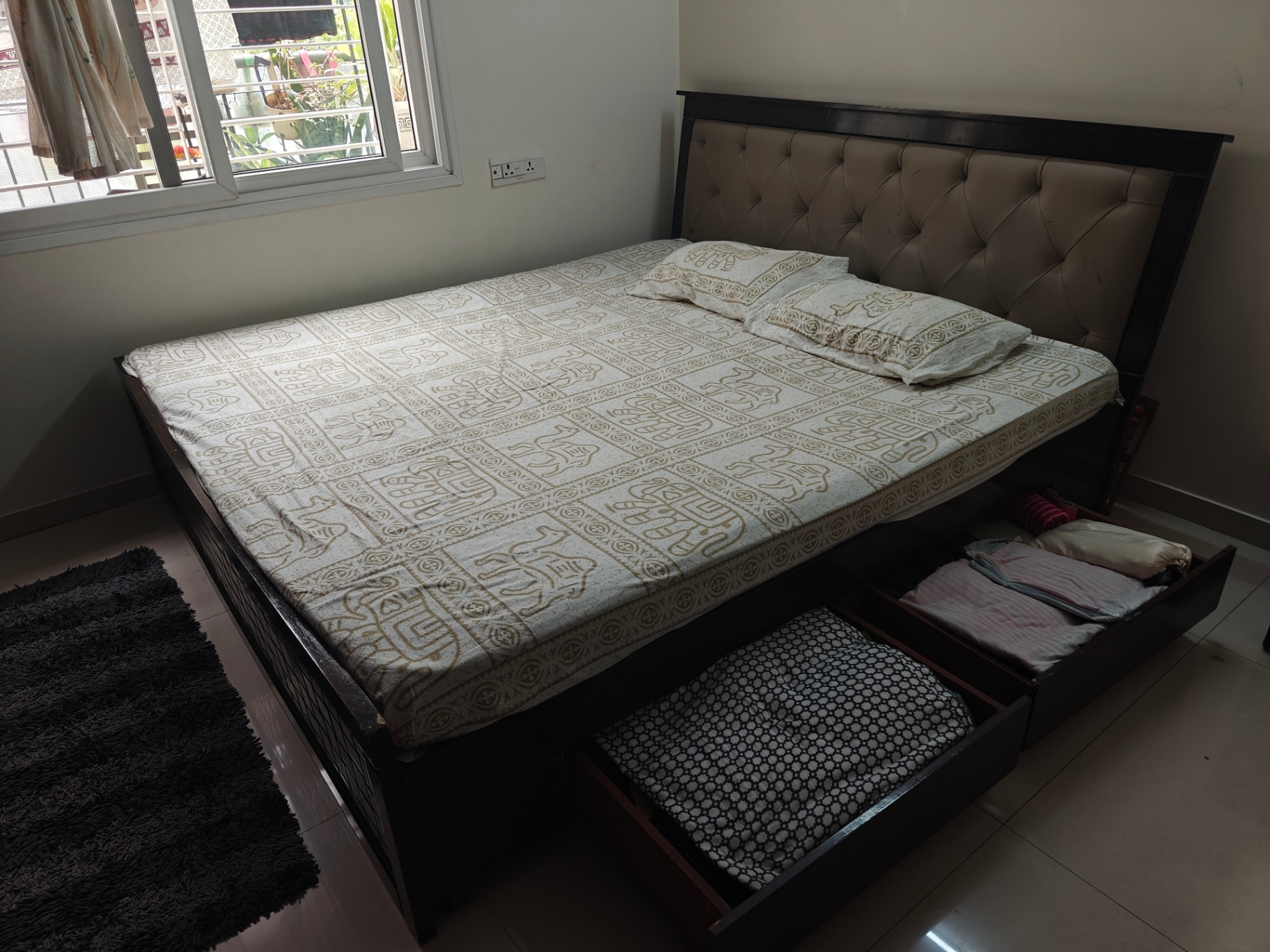Queen size bed - Image 1