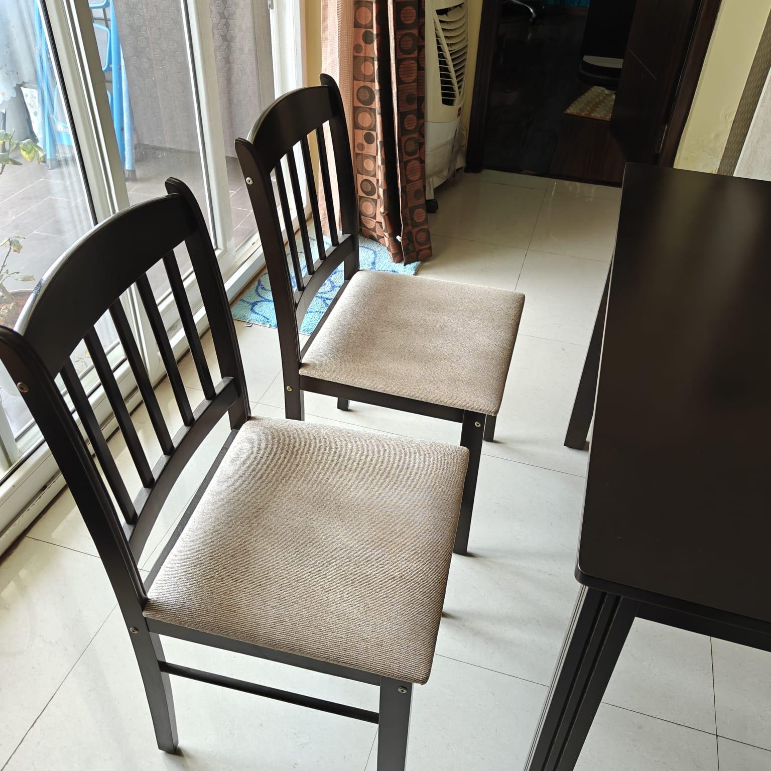 4 seater dining table for sale - Image 4