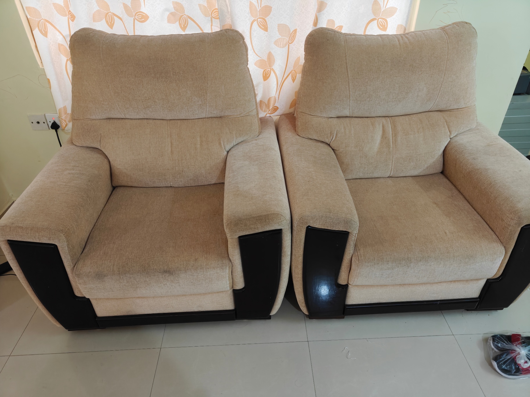5 seater sofa set with inbuilt cushion  - Image 1