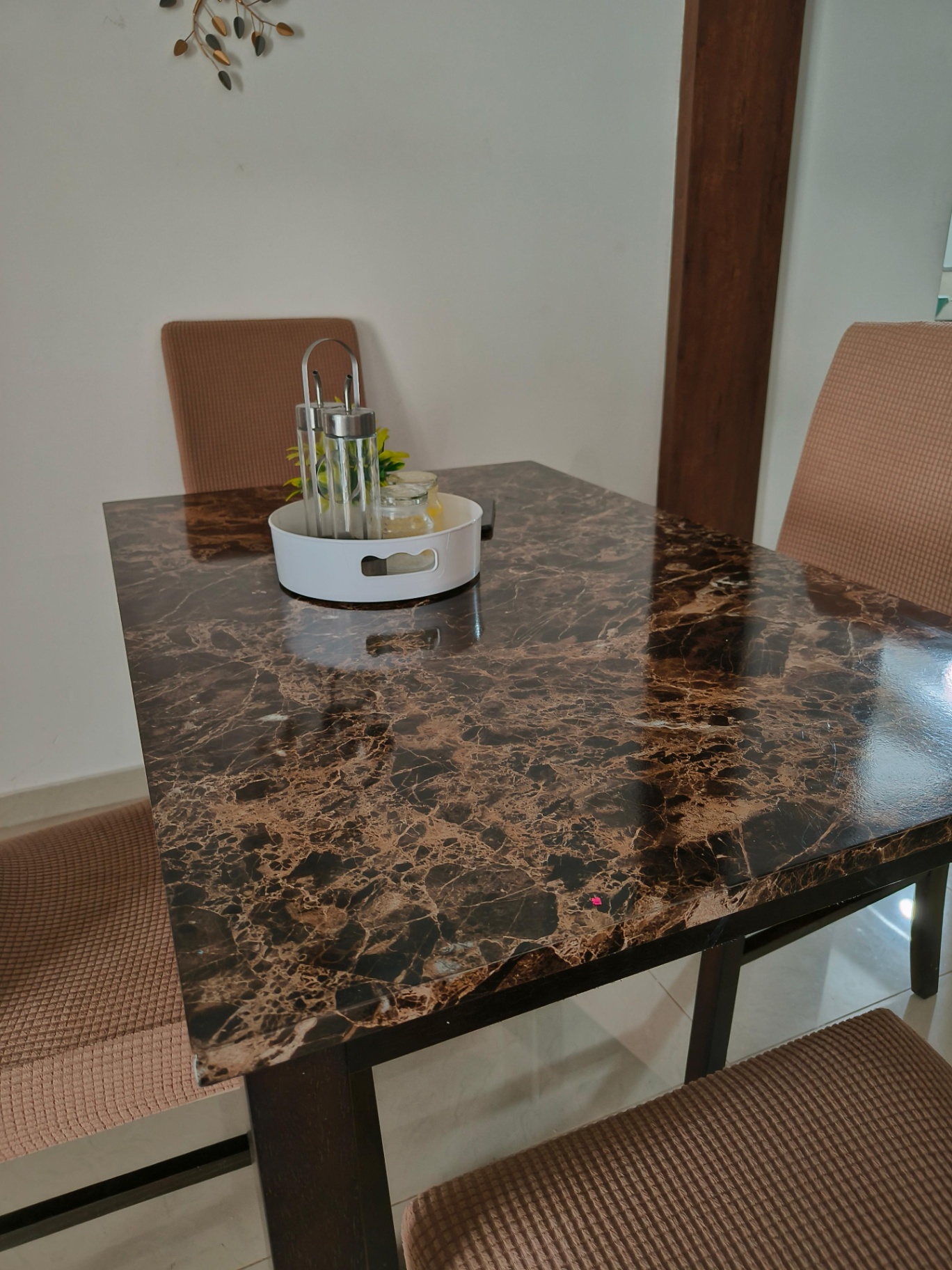 Royal Oak dining table in good condition - Image 1