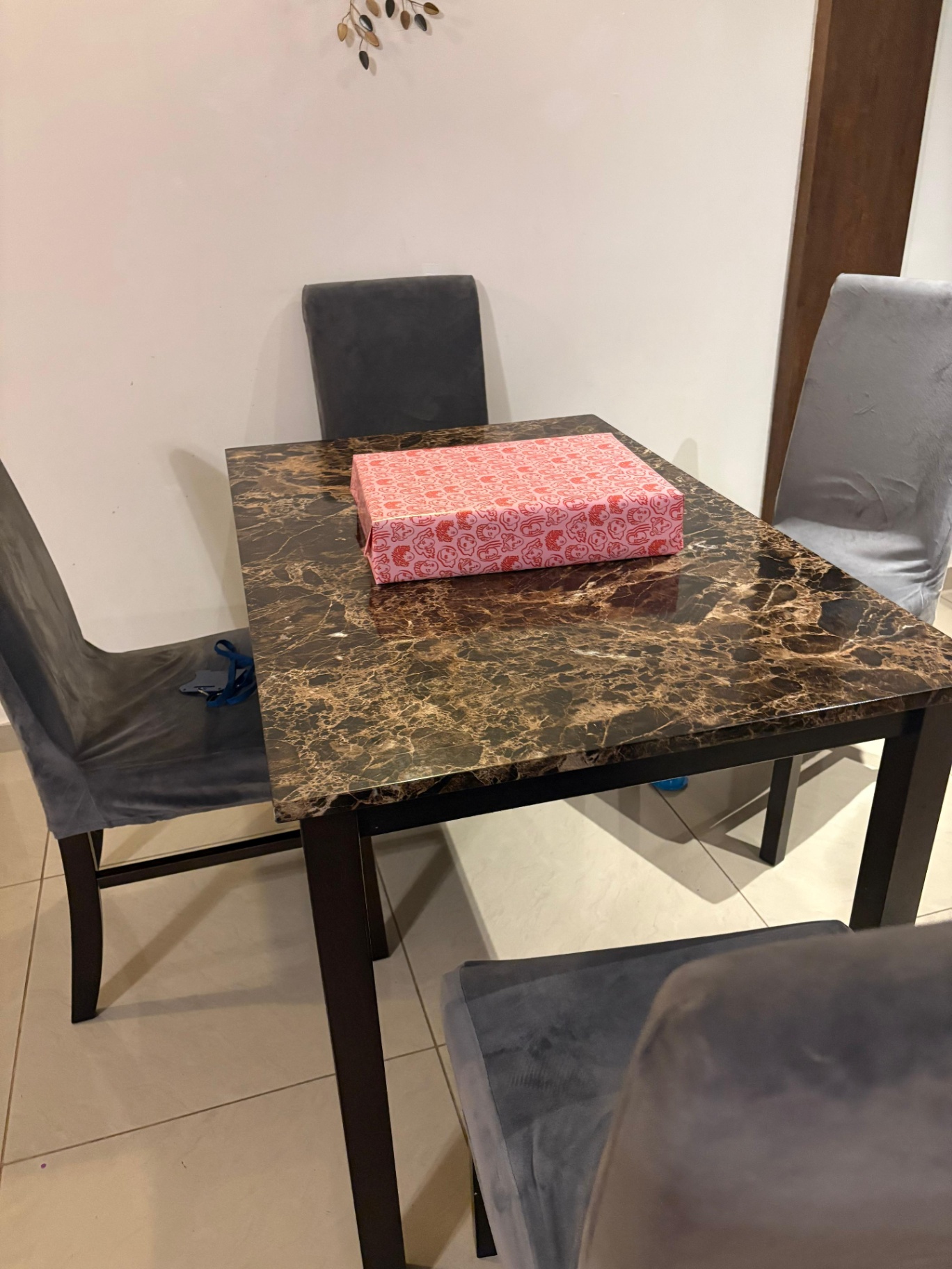 Royal Oak dining table in good condition - Image 3