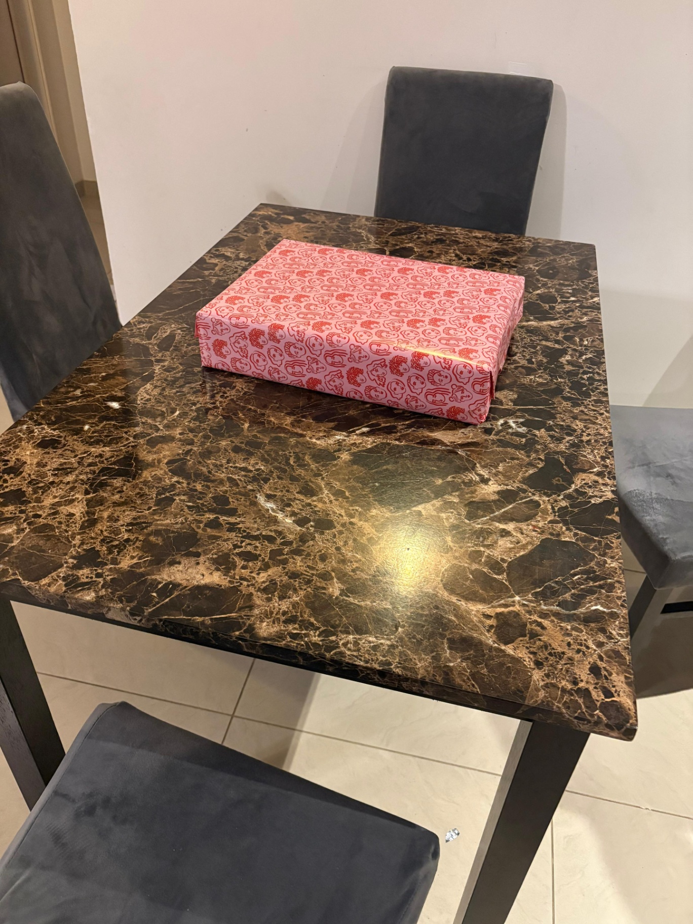 Royal Oak dining table in good condition - Image 2