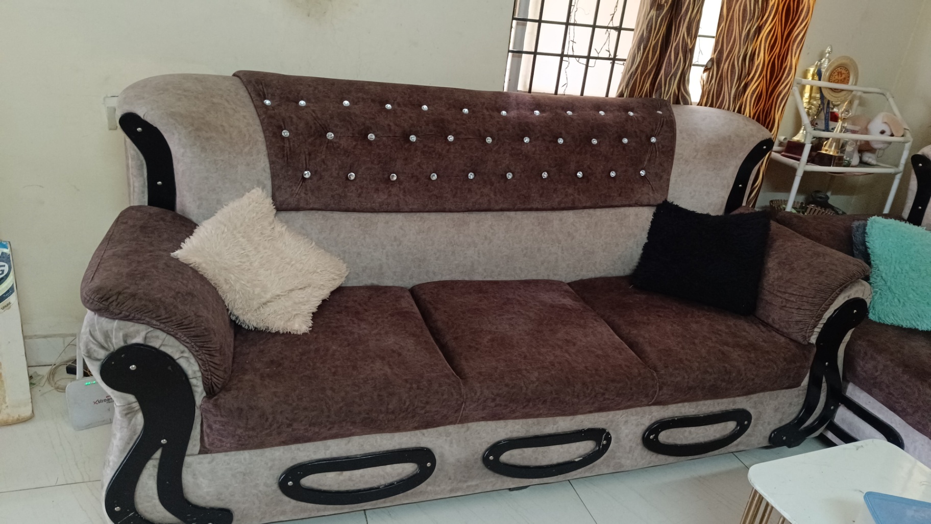 Red wood sofa - Image 1