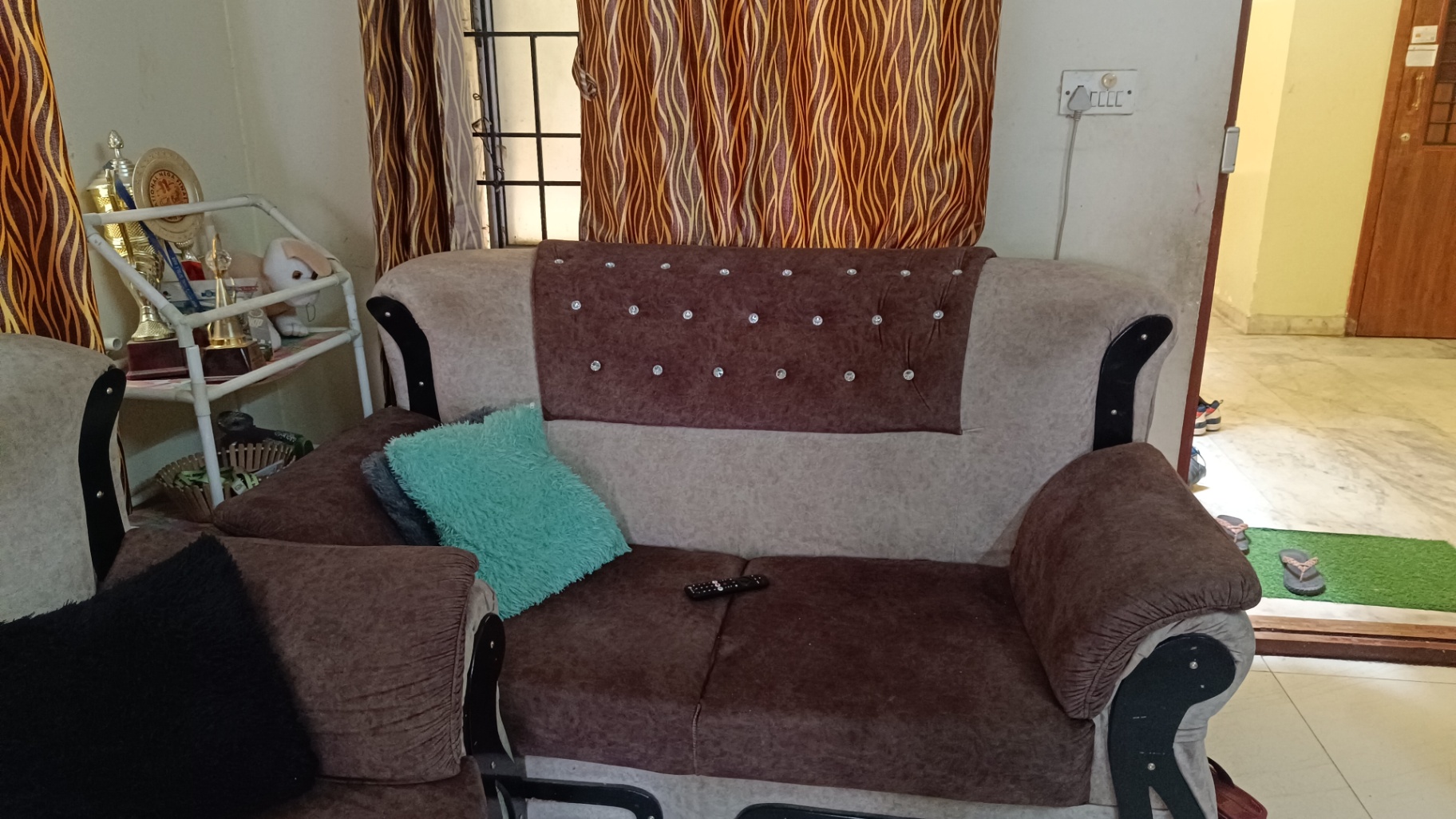 Red wood sofa - Image 4