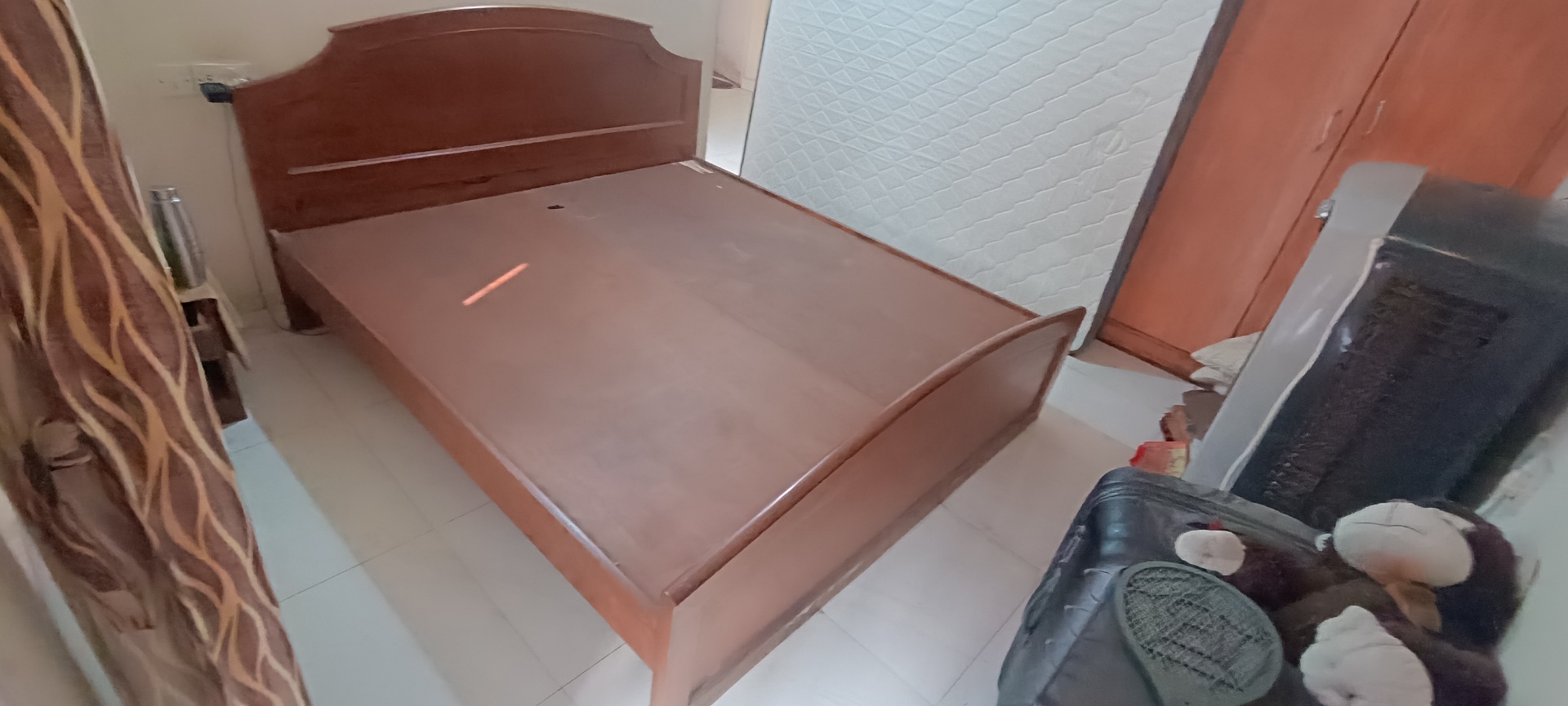 Teak wood bed with one side table - Image 3