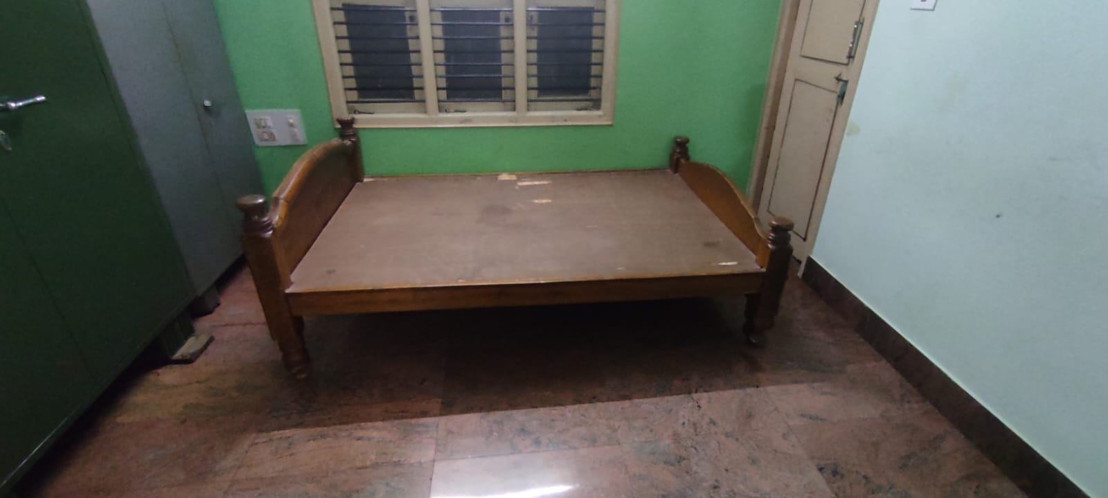 Queen size bed and teapoy/coffee table  - Image 1