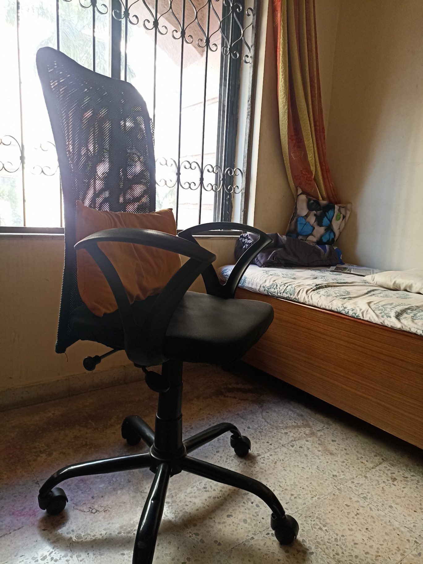 Rotating wheel office chair - Image 1