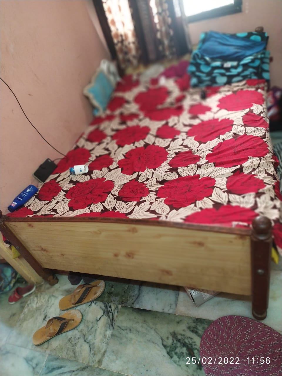 Queen size bed - Image 1