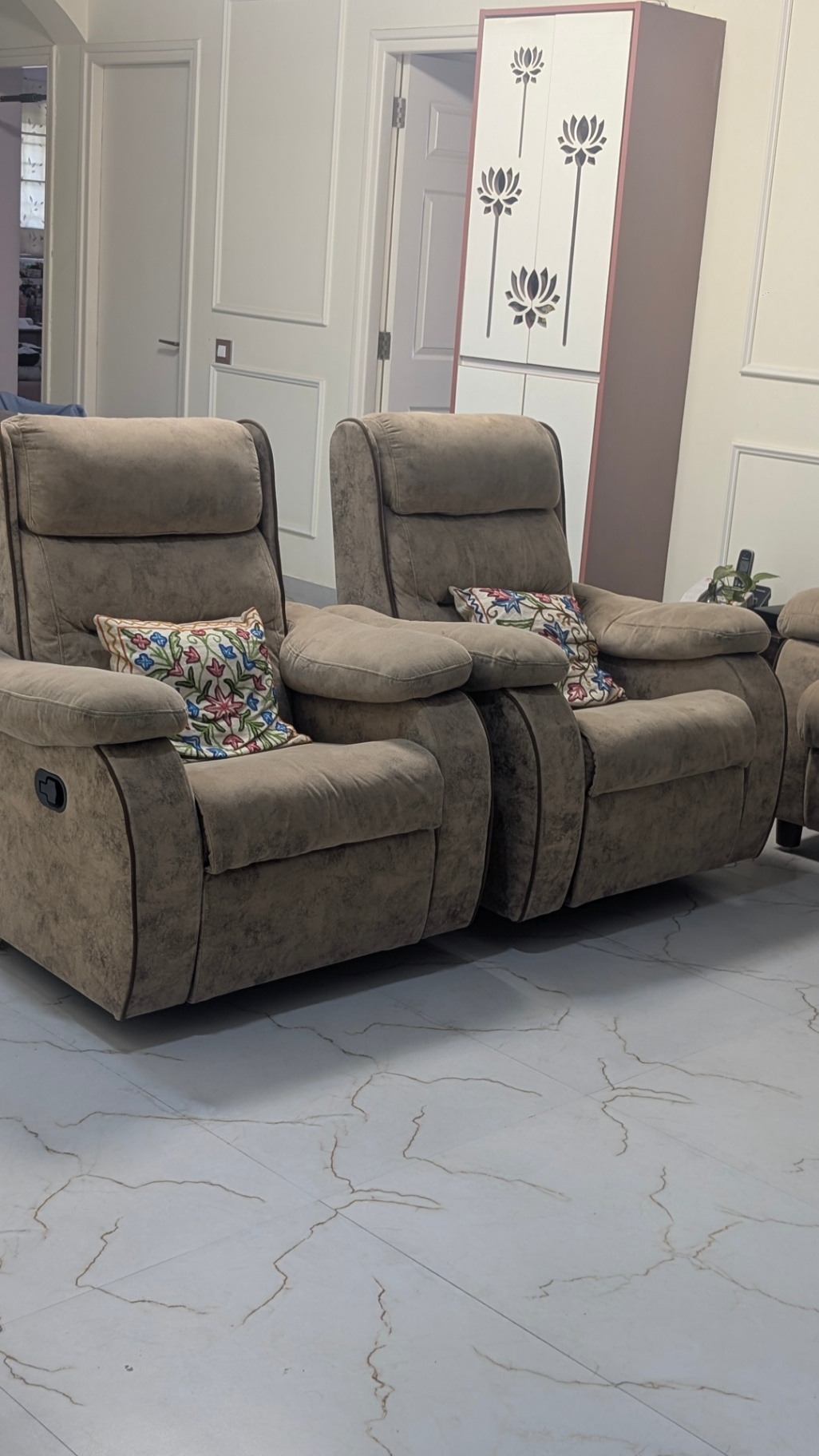 Sofa set with recliners  - Image 2