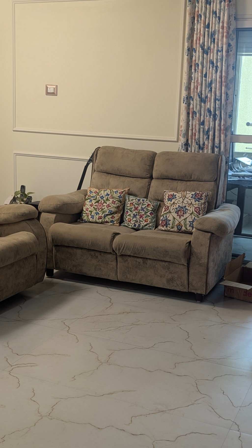 Sofa set with recliners  - Image 1