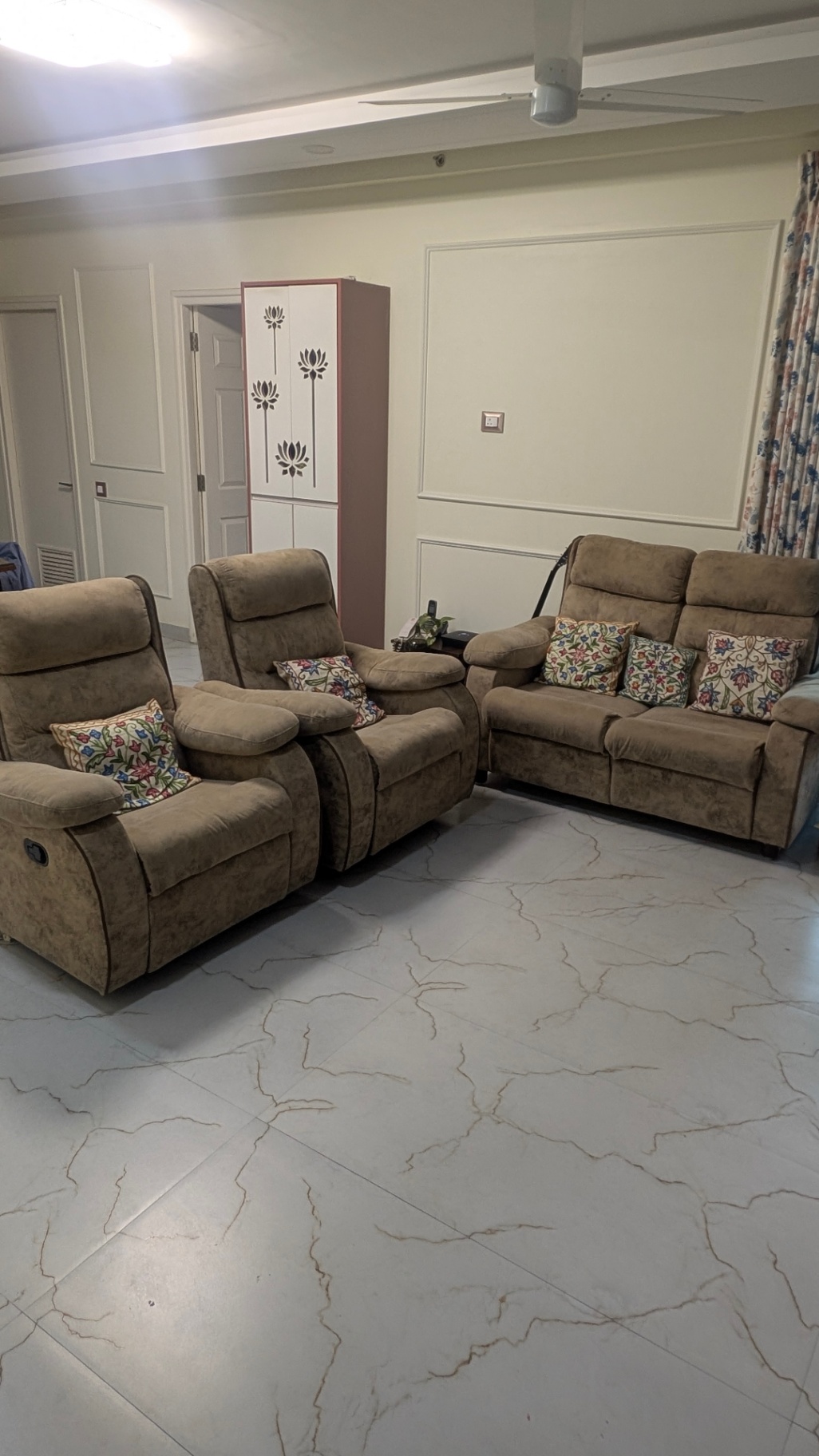 Sofa set with recliners  - Image 5