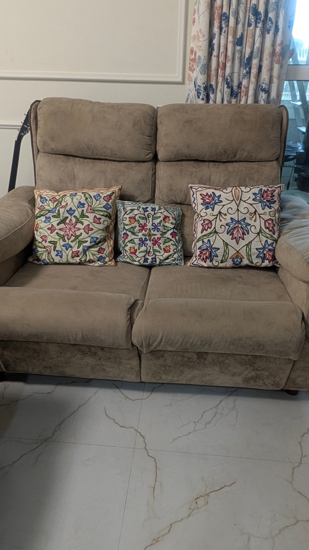 Sofa set with recliners  - Image 3