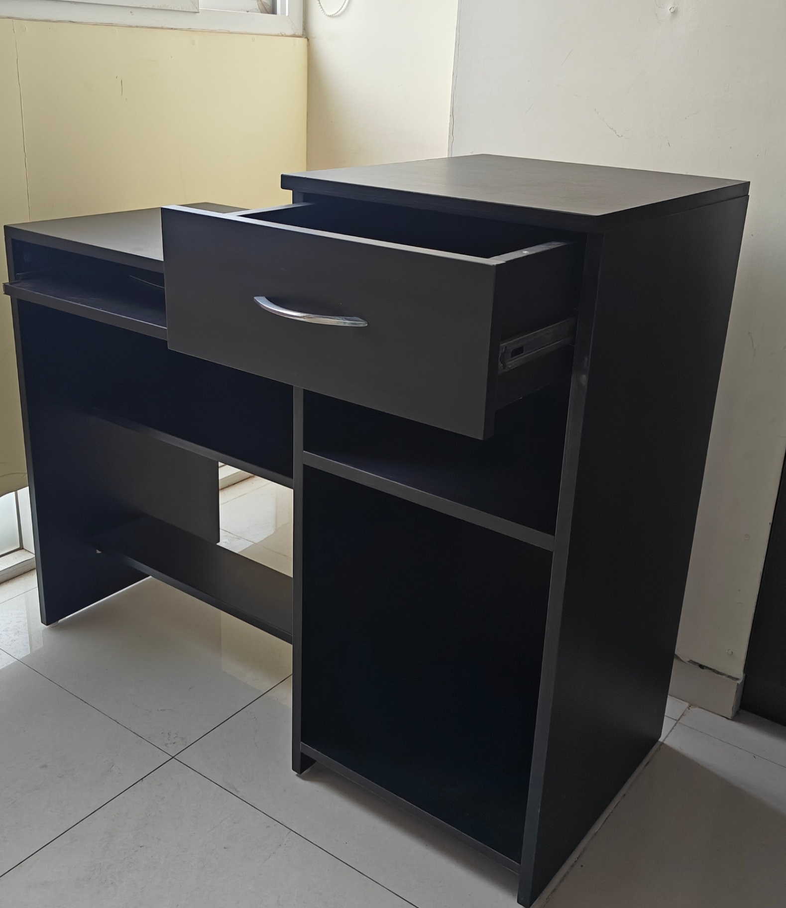 Study table - Image 1