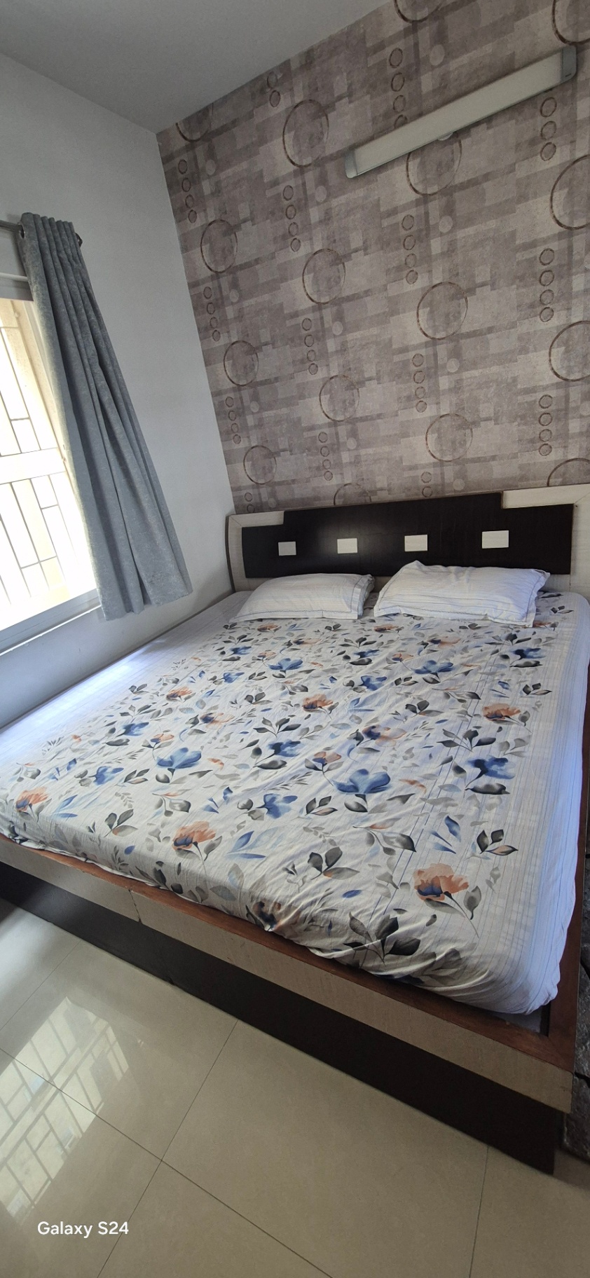 King size bed - Image 1