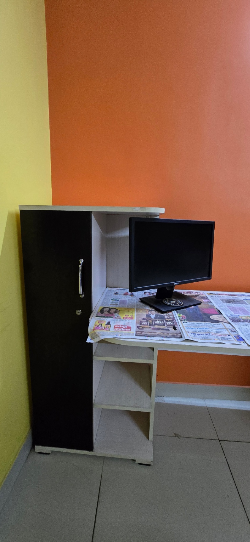Office table and chair - Image 5