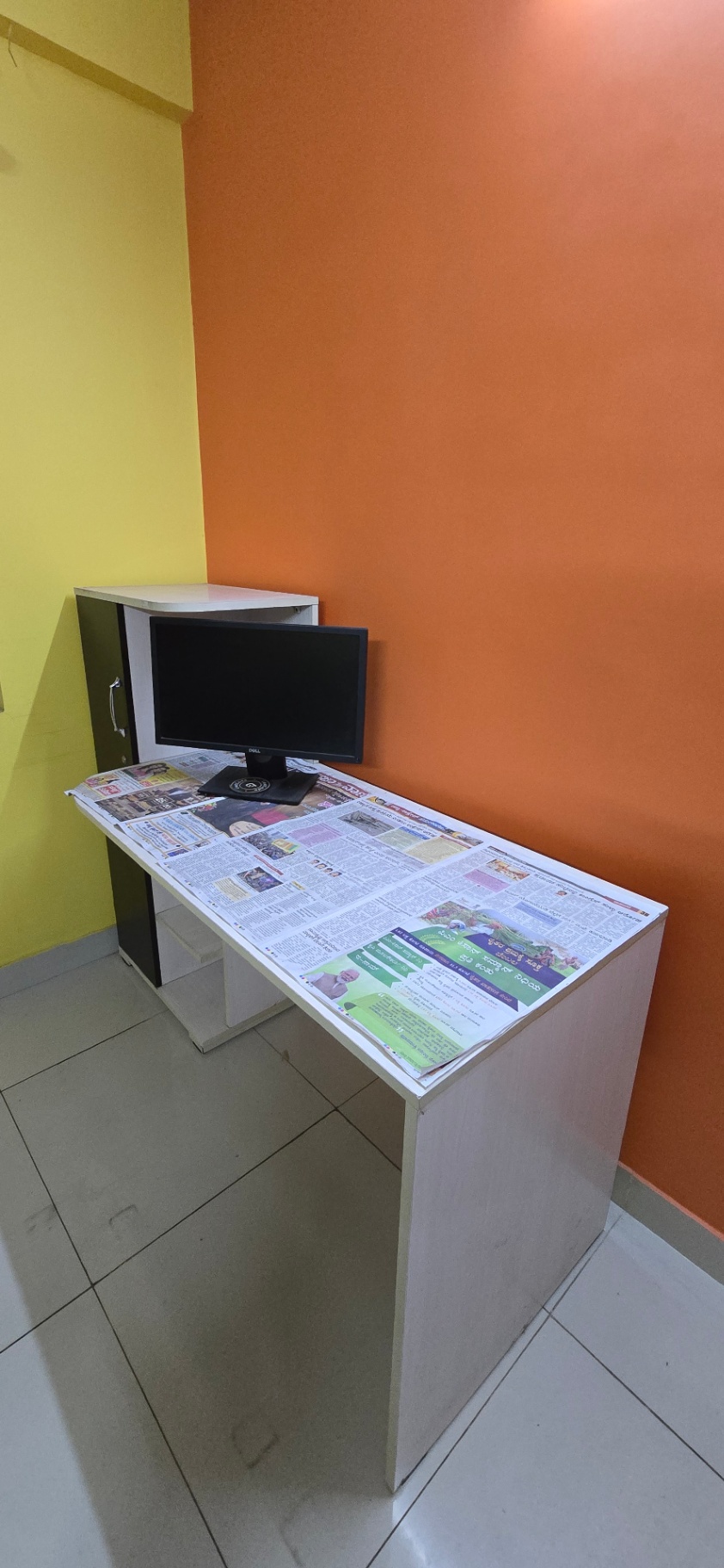 Office table and chair - Image 4