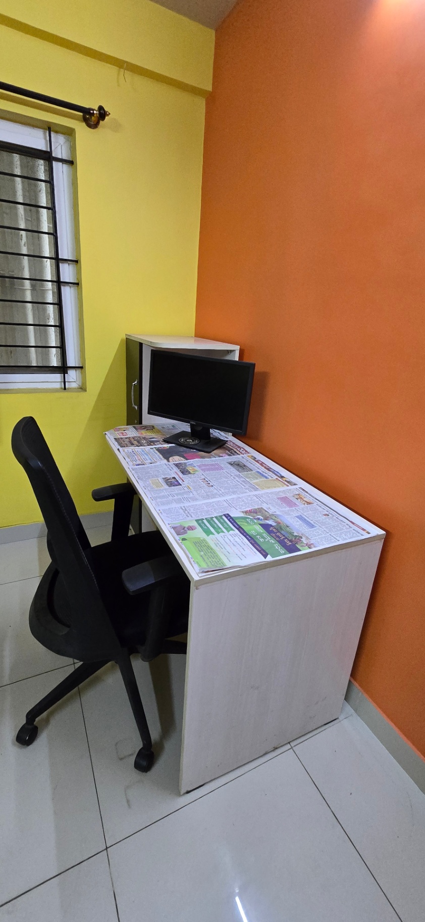 Office table and chair - Image 3